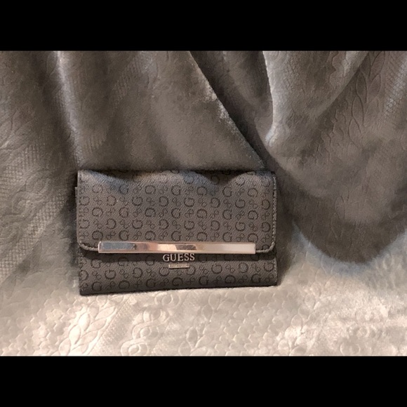 Guess Clutch Wallet - Picture 3 of 13